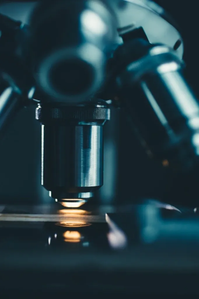 Non-Coherent Light Sources in Confocal Microscopy