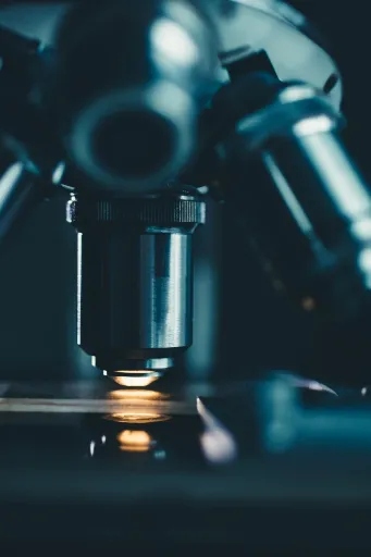 Non-Coherent Light Sources in Confocal Microscopy